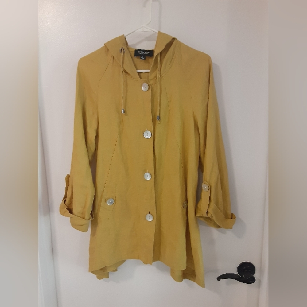 💥SALE💥 Jones & Co. linen yellow hooded jacket, pockets, mother of pearl button